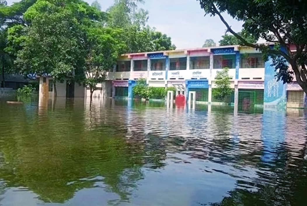 সিরাজগঞ্জে বন্যা পরিস্থিতি অপরিবর্তিত, প্রায় ১ লক্ষ মানুষ পানিবন্দী