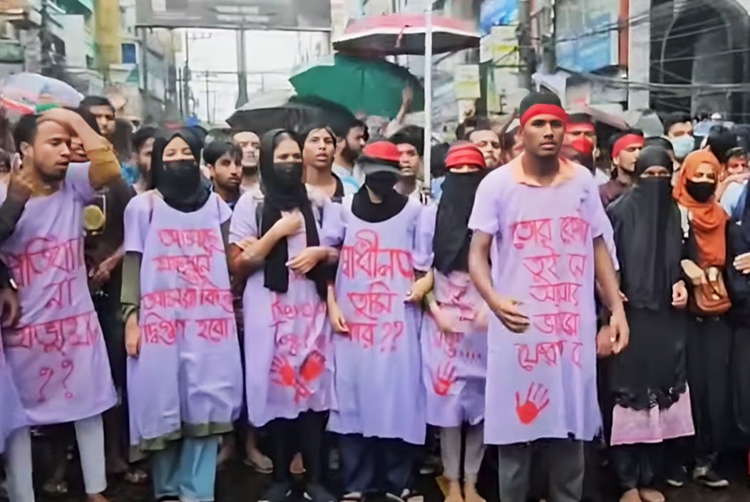 কাফনের কাপড় পরে গণমিছিলে শিক্ষার্থীরা