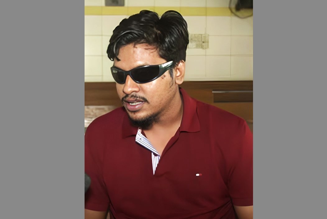 ছাত্র-জনতার বিজয় মিছিলে গুলিতে চোখ হারাল নাহিদ