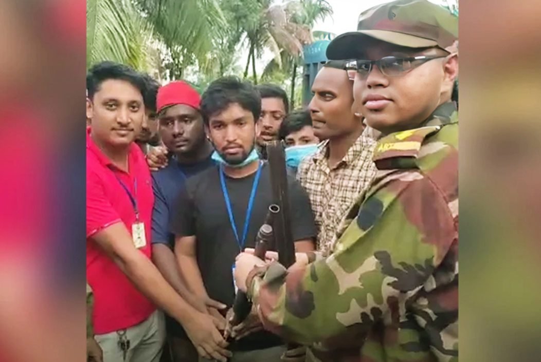 থানা থেকে লুট হওয়া অস্ত্র ফিরিয়ে দিল শিক্ষর্থীরা