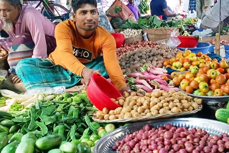 পাইকারি বাজারে আলুর দাম কমলো ২ টাকা, খুচরায় কমেনি এক টাকাও