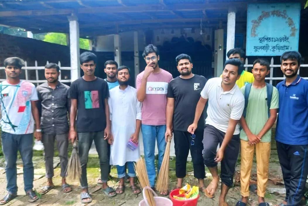 ফুলবাড়ীতে মসজিদ-মন্দির পরিষ্কার করলেন শিক্ষার্থীরা