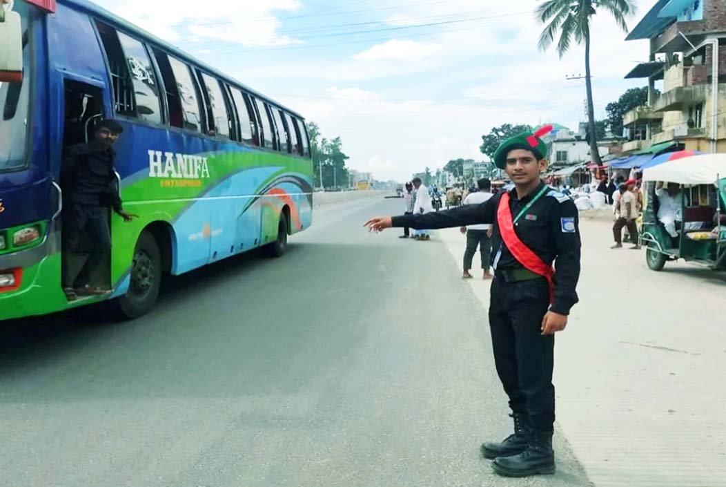 বগুড়ার শেরপুরে ট্রাফিক ব্যবস্থা নিয়ন্ত্রণে শিক্ষার্থীরা