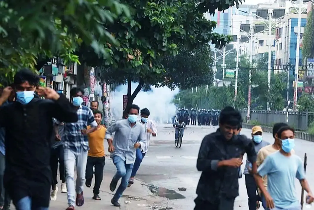 বিক্ষোভকারীদের সঙ্গে পুলিশের সংঘর্ষ, সাউন্ড গ্রেনেড-কাঁ...