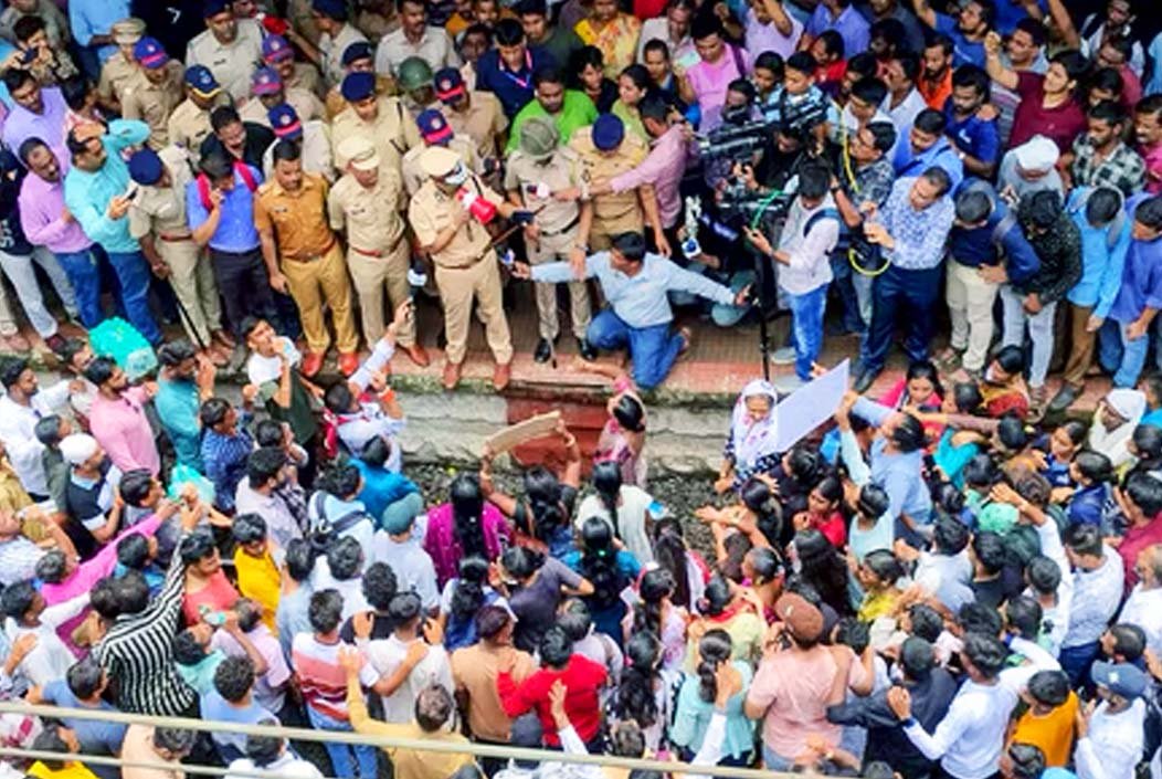 ভারতে যৌন নির্যাতনের শিকার ২ খুদে শিক্ষার্থী, প্রতিবাদে...