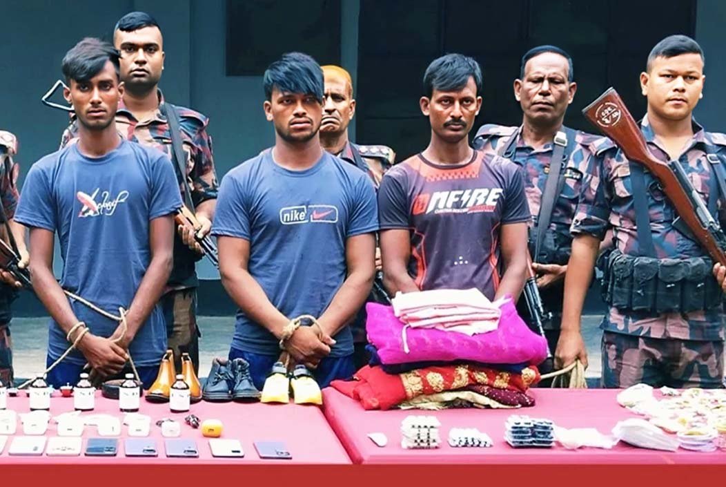 মহেশপুর সীমান্তে ৭ কোটি টাকার ভারতীয় মালামাল জব্দসহ আটক ৩