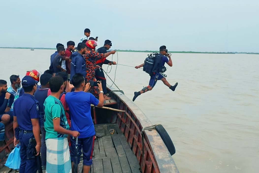 মেঘনা নদীতে ট্রলার ডুবে মা-মেয়ের মৃত্যু, বরসহ নিখোঁজ ৩