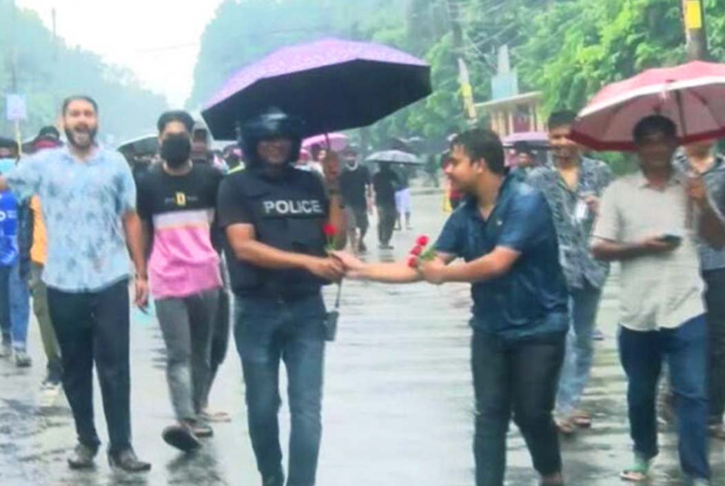 রংপুরে পুলিশকে ফুল দিয়ে বরণ করলো আন্দোলনকারী শিক্ষার্থীরা