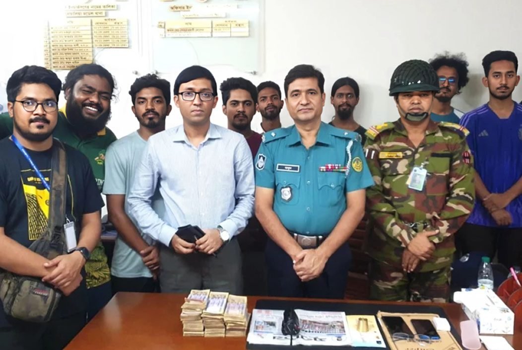 রাস্তায় কুড়িয়ে পাওয়া ১৮ লাখ টাকা থানায় ফেরত দিলেন শিক্ষার্থীরা