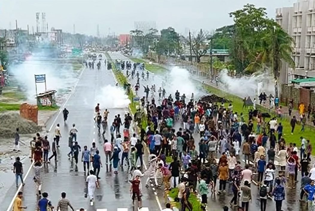 শিক্ষার্থীদের গণমিছিলে পুলিশের বাধা, রণক্ষেত্র