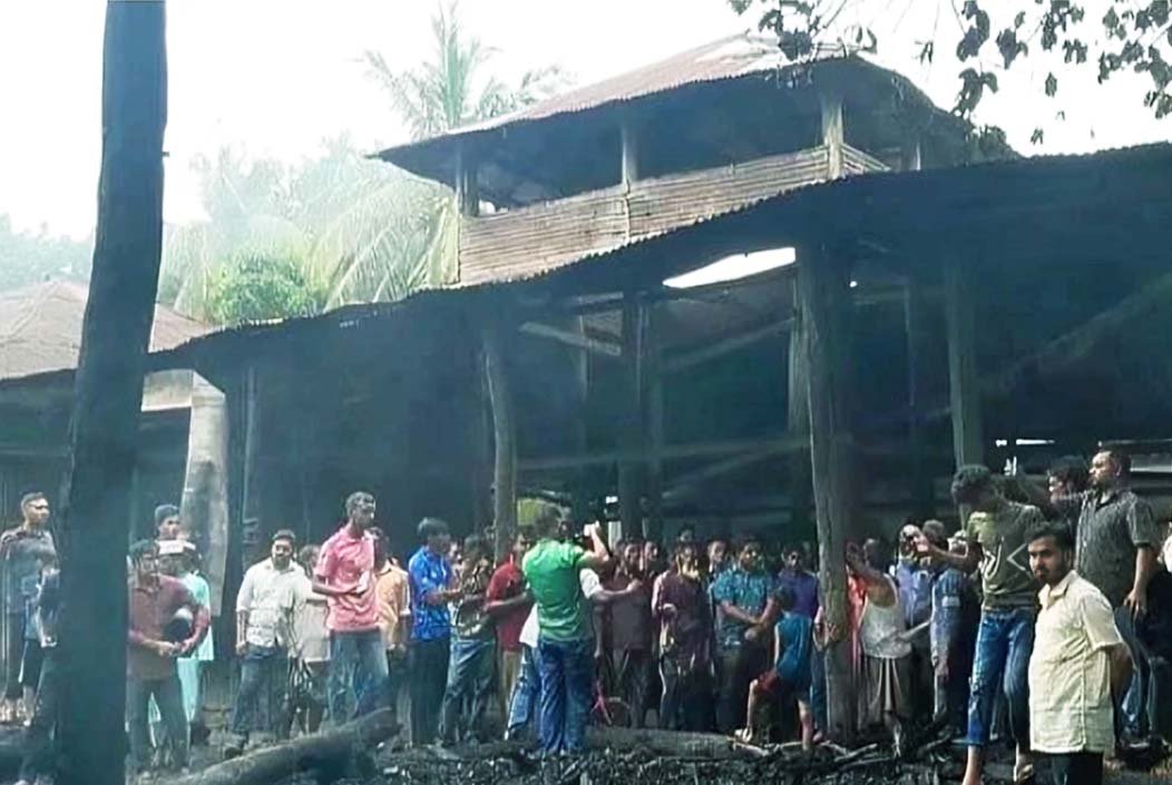 হিন্দু বাড়ির গোয়ালঘরে আগুন, পুড়ে মরেছে ১৫টি গরু-ছাগল