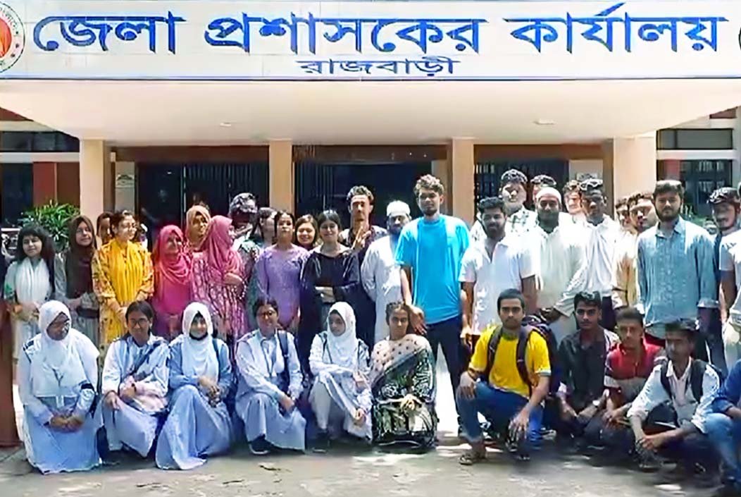 ১৫ দফা দাবি নিয়ে ডিসি অফিসে শিক্ষার্থীরা