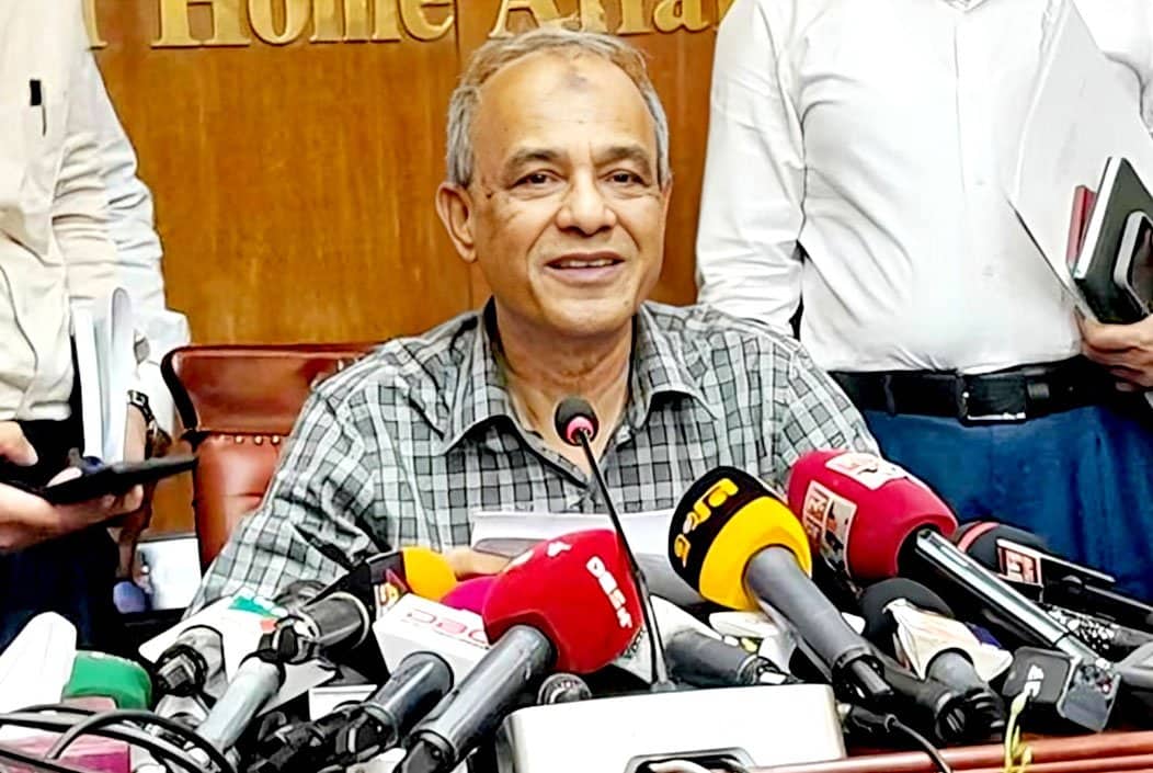 অনুপস্থিত পুলিশ কর্মকর্তাদের চাকরিতে যোগদান করতে দেওয়া হবে না: স্বরাষ্ট্র উপদেষ্টা