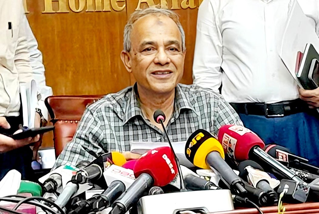 অনুপস্থিত পুলিশ কর্মকর্তাদের চাকরিতে যোগদান করতে দেওয়া হবে না: স্বরাষ্ট্র উপদেষ্টা