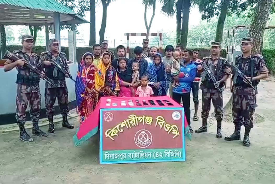 অবৈধভাবে ভারতে প্রবেশের সময় হিন্দু সম্প্রদায়ের ১৬ জন আটক