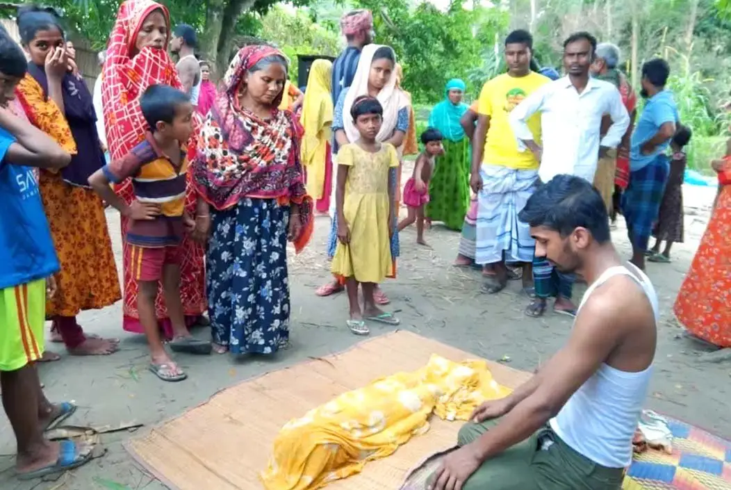 নদী থেকে ফুটবল তুলতে গিয়ে পানিতে ডুবে প্রাণ গেল ভাই-বোনের