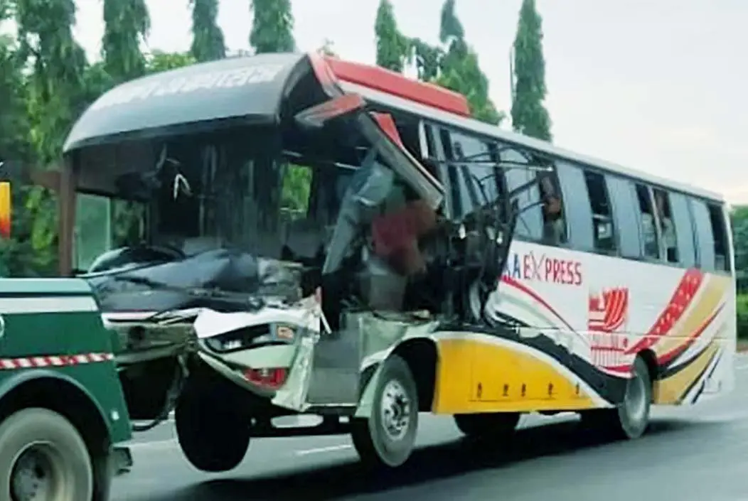 বঙ্গবন্ধু সেতুতে ট্রাকের পেছনে বাসের ধাক্কা, ৩ যাত্রীর ...