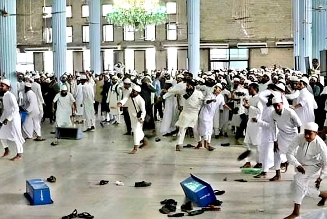 বায়তুল মোকাররমে আগের খতিব ফিরে আসায় দুপক্ষের সংঘর্ষ