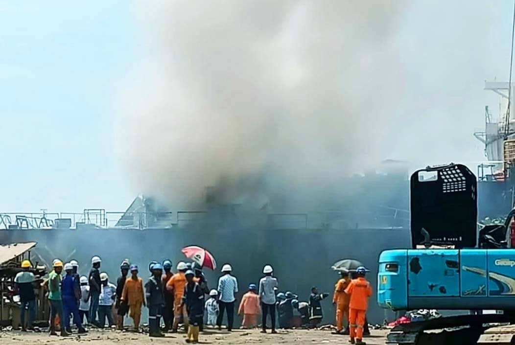 সীতাকুণ্ডে জাহাজভাঙা কারখানায় ভয়াবহ বিস্ফোরণ, অগ্নিদগ্ধ ১০