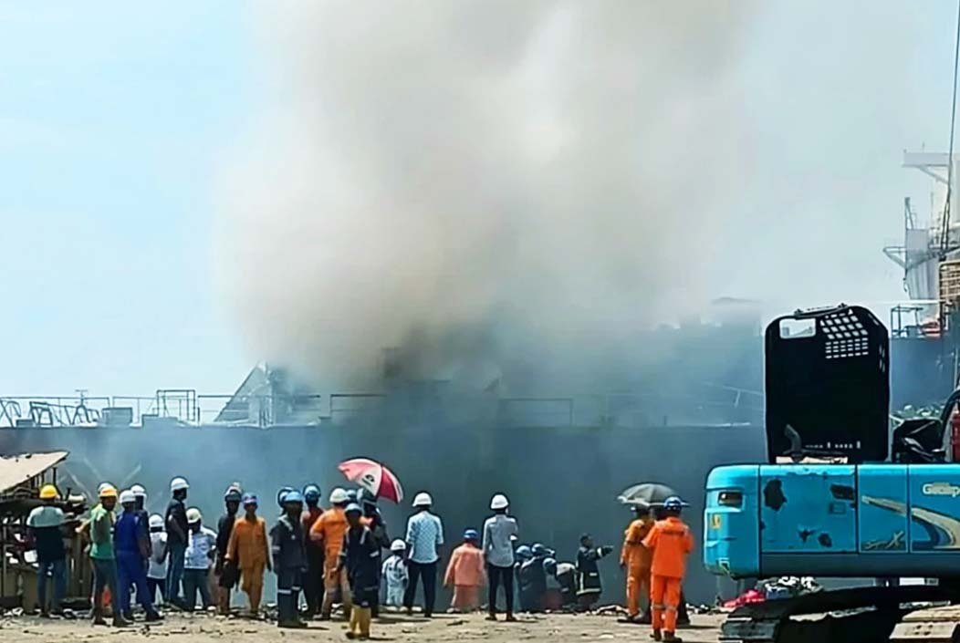 সীতাকুণ্ডে জাহাজভাঙা কারখানায় ভয়াবহ বিস্ফোরণ, অগ্নিদগ্ধ ১০