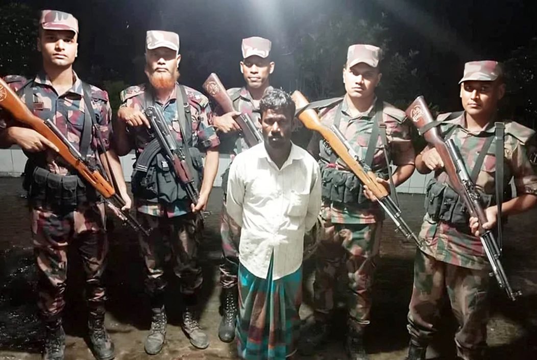 সীমান্ত দিয়ে অনুপ্রবেশের দায়ে ভারতীয় নাগরিক আটক