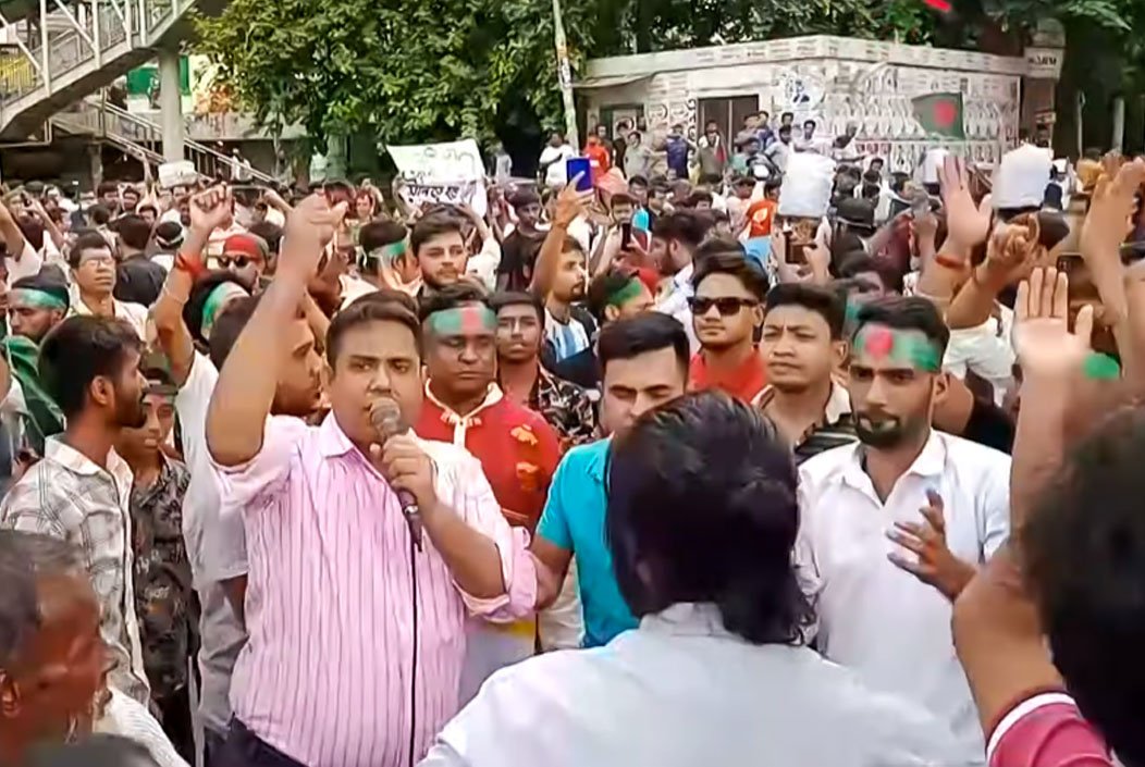 ৮ দফা দাবিতে শাহবাগ মোড় অবরোধ করেছে ‘হিন্দু জাগরণ মঞ্চ’