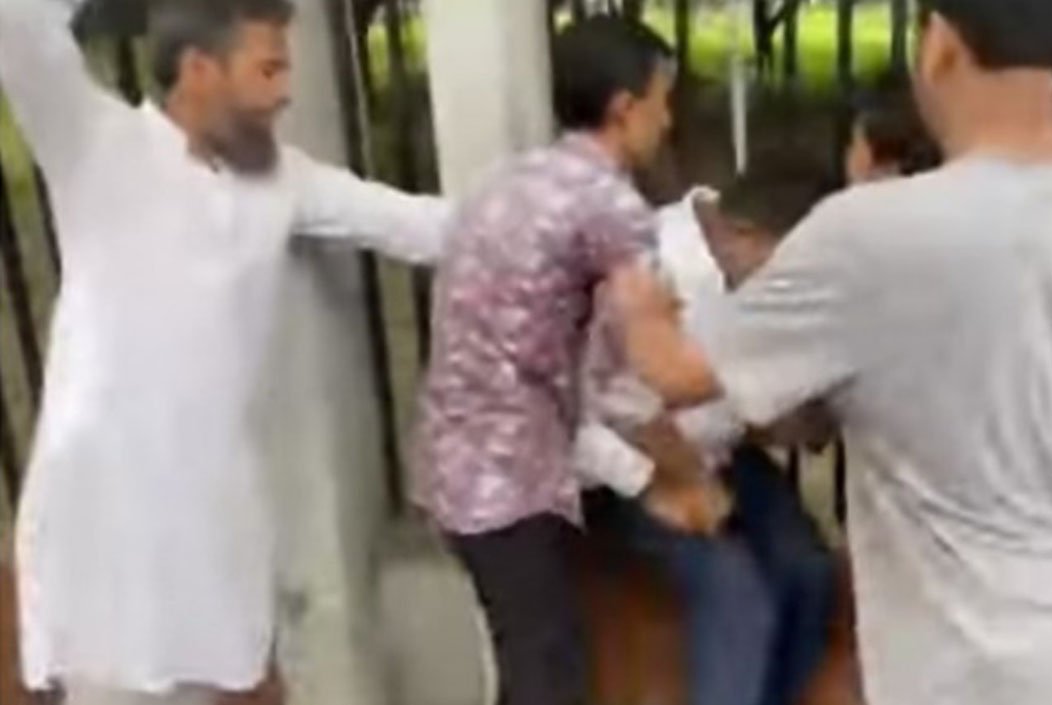 জাতীয় প্রেস ক্লাবের সামনে আওয়ামী লীগ সমর্থকদের মারধর