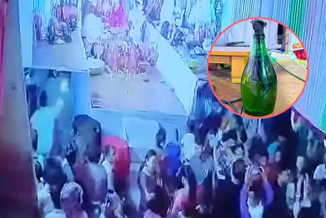তাঁতীবাজারে পূজামণ্ডপে পেট্রলবোমা নিক্ষেপ, ছুরিকাঘাতে আ...