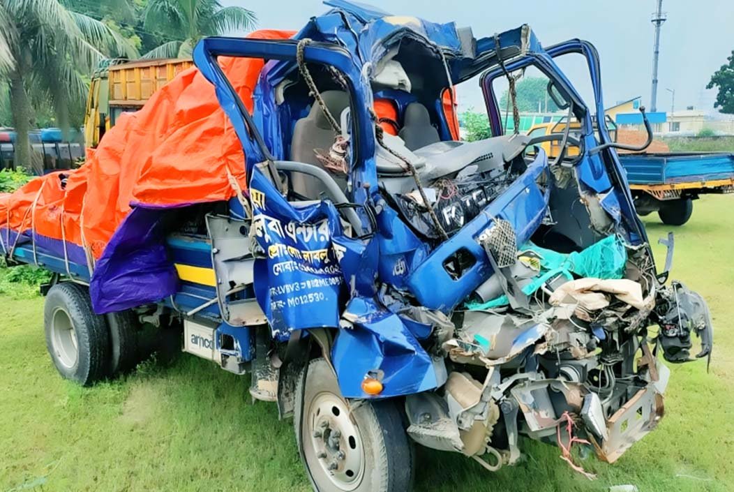 দাঁড়িয়ে থাকা ট্রাকে ধাক্কা দিয়ে পিকআপ দুমড়ে-মুচড়ে চালকসহ নিহত ২