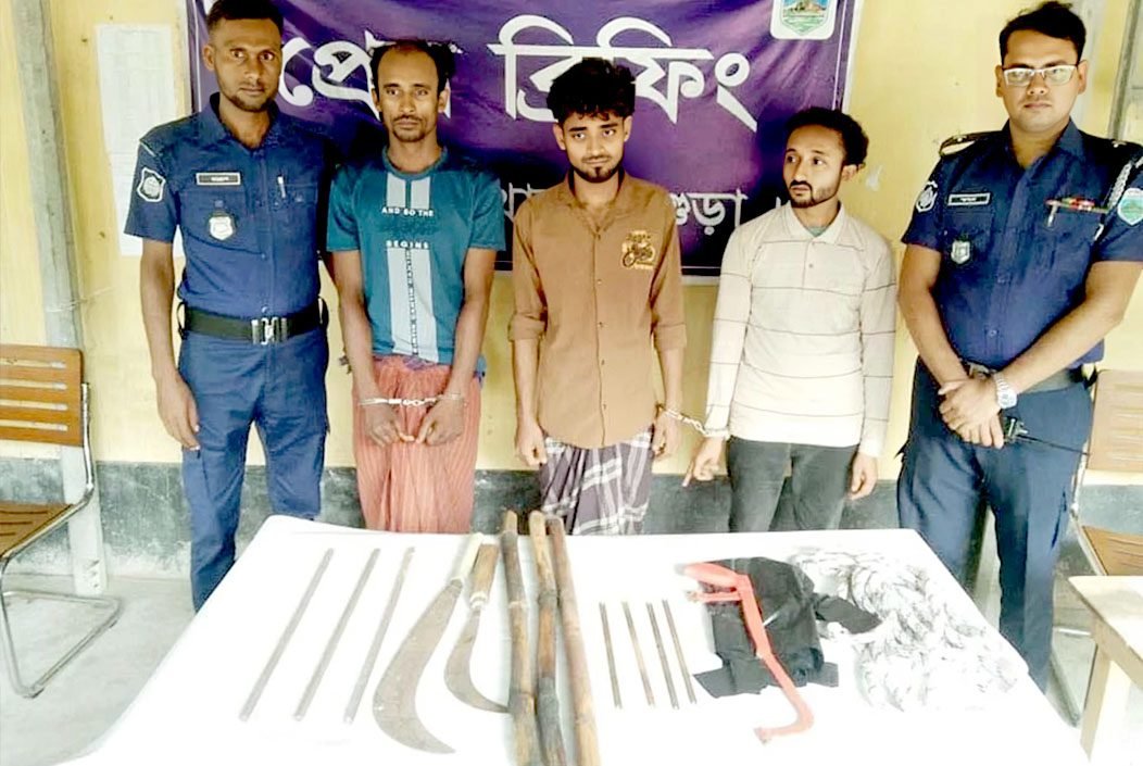 বগুড়ায় ডাকাতির প্রস্তুতিকালে দেশীয় অস্ত্রসহ তিনজন আটক