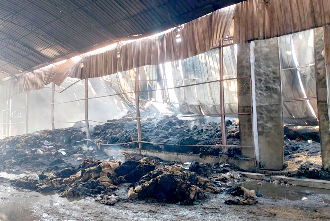 বগুড়ার শেরপুরে ভয়াবহ আগুনে পুড়লো পোল্ট্রি ফিড কারখানা