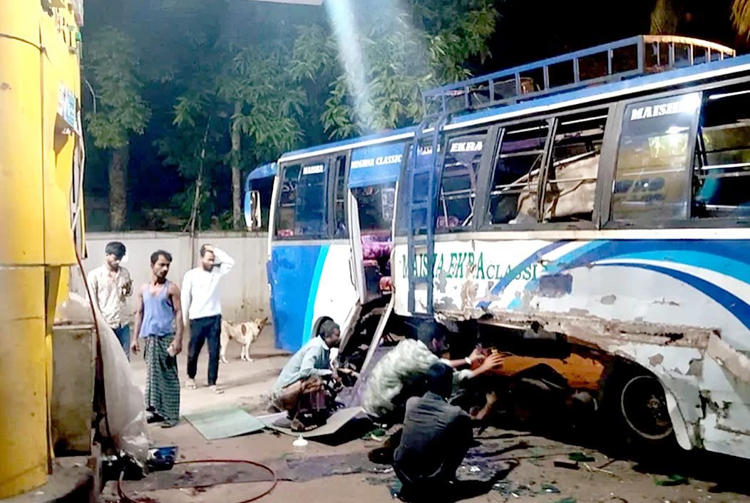 বাসে গ্যাস নেওয়ার সময় সিলিন্ডার বিস্ফোরণে ৩ জন নিহত