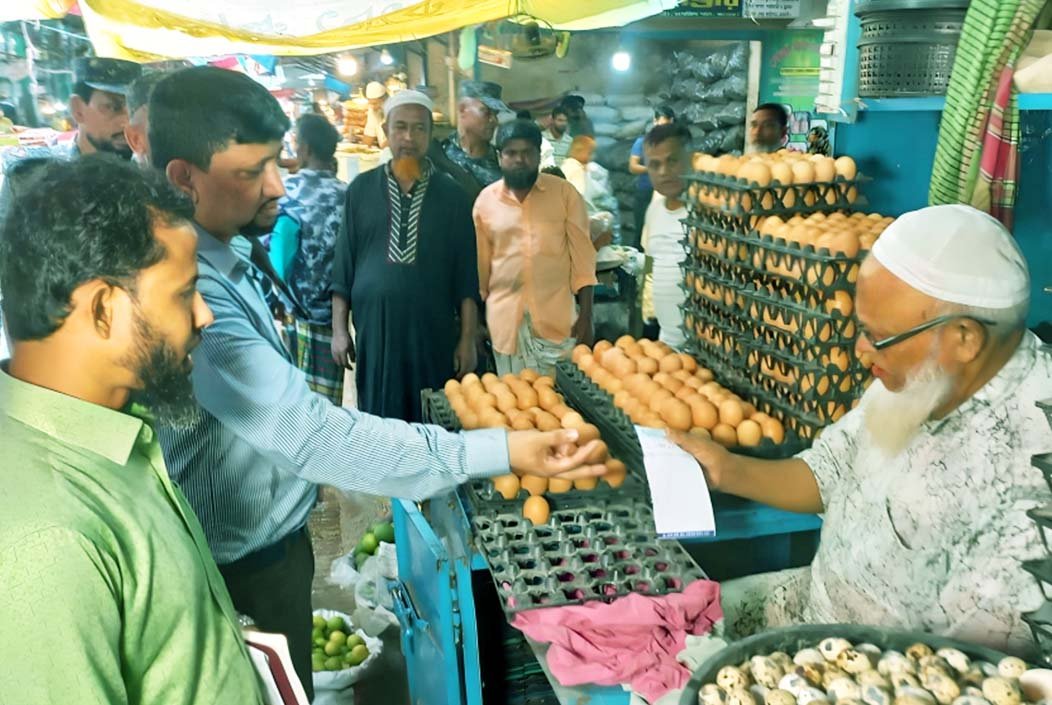 বেশি দামে ডিম বিক্রি করায় দুই ব্যবসায়ীকে জরিমানা