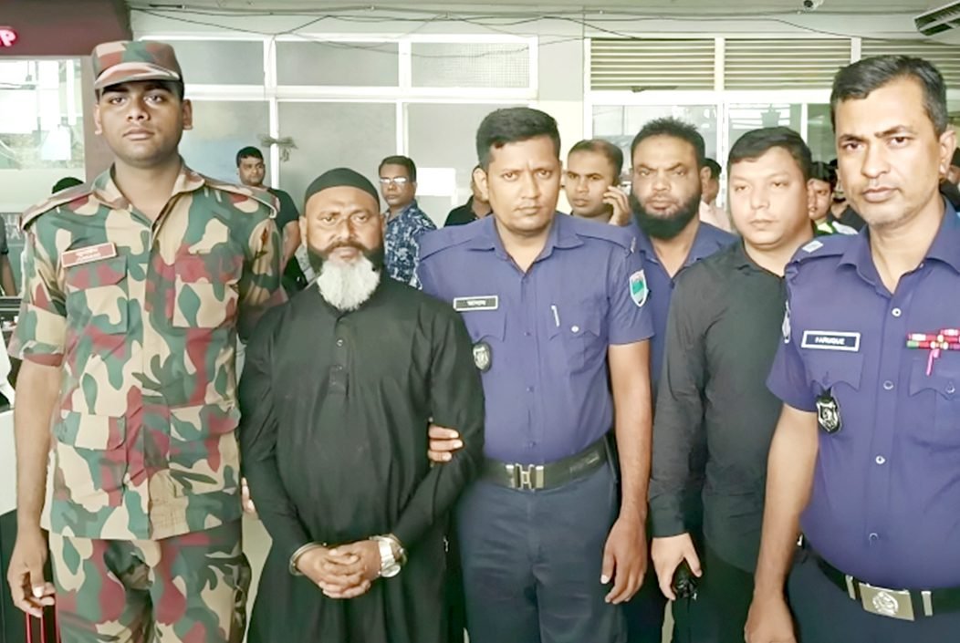ভারতে পালানোর সময় স্বেচ্ছাসেবক লীগের নেতা রুস্তম গ্রেপ্তার