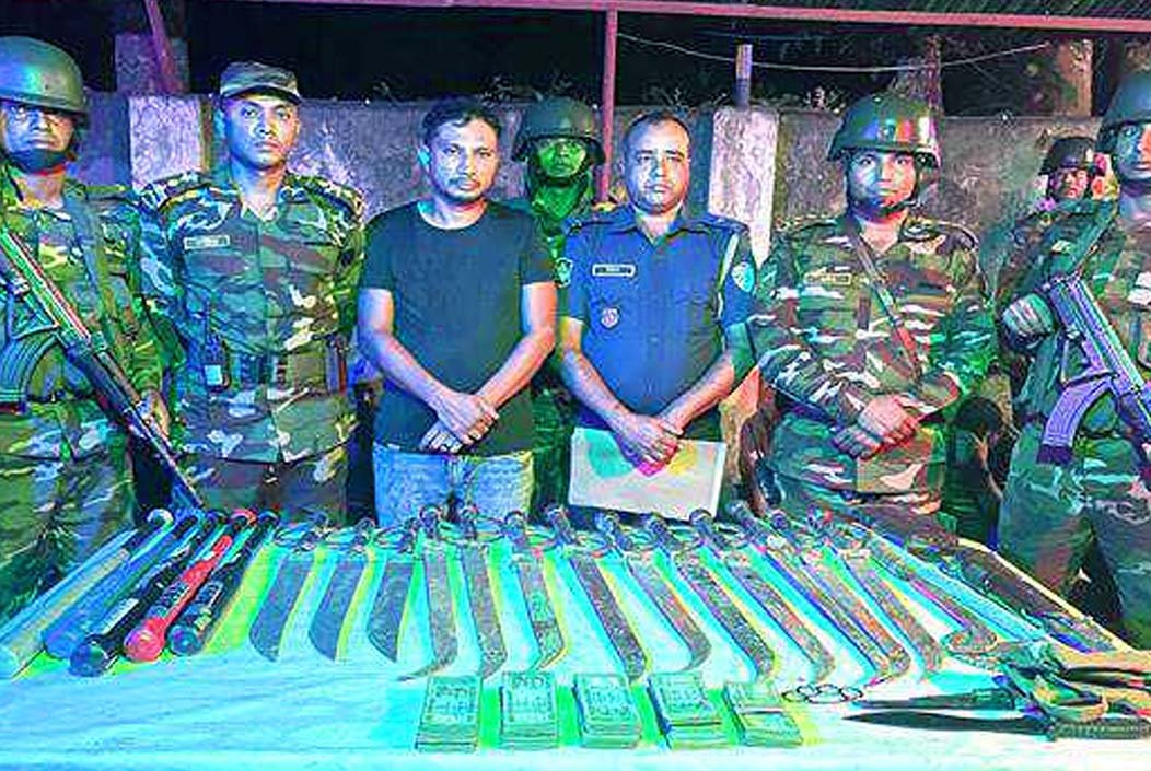 যৌথ বাহিনীর অভিযানে তলোয়ার, এয়ারগানসহ যুবলীগ নেতা আটক