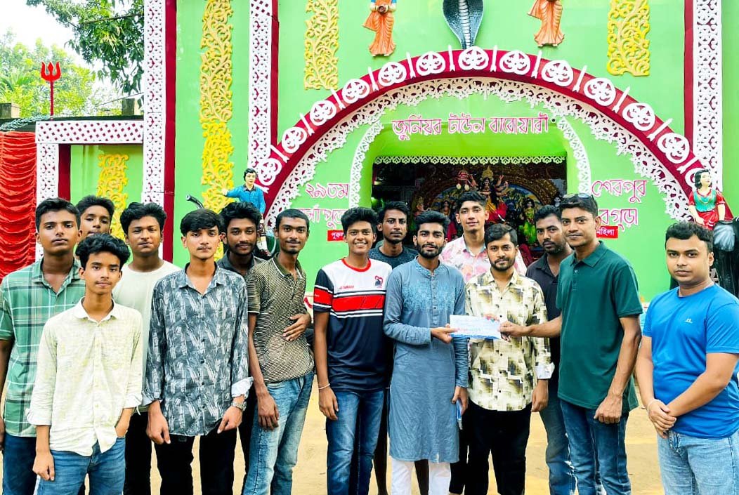 শেরপুরে ছাত্রদলের পক্ষ থেকে পূজামণ্ডপে অর্থিক সহায়তা প্রদান