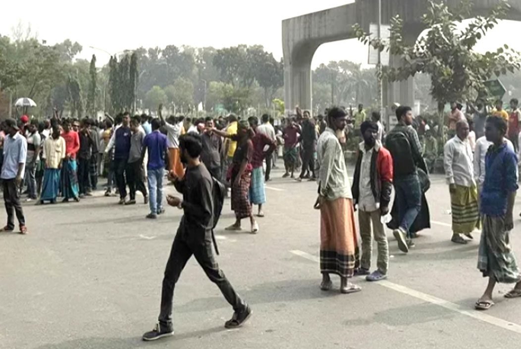 আগারগাঁওয়ে সড়ক অবরোধ অটোরিকশা চালকদের