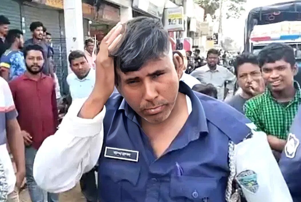 ছাগলনাইয়ায় অবৈধ গাড়ি জব্দ, হামলার শিকার ট্রাফিক সদস্য