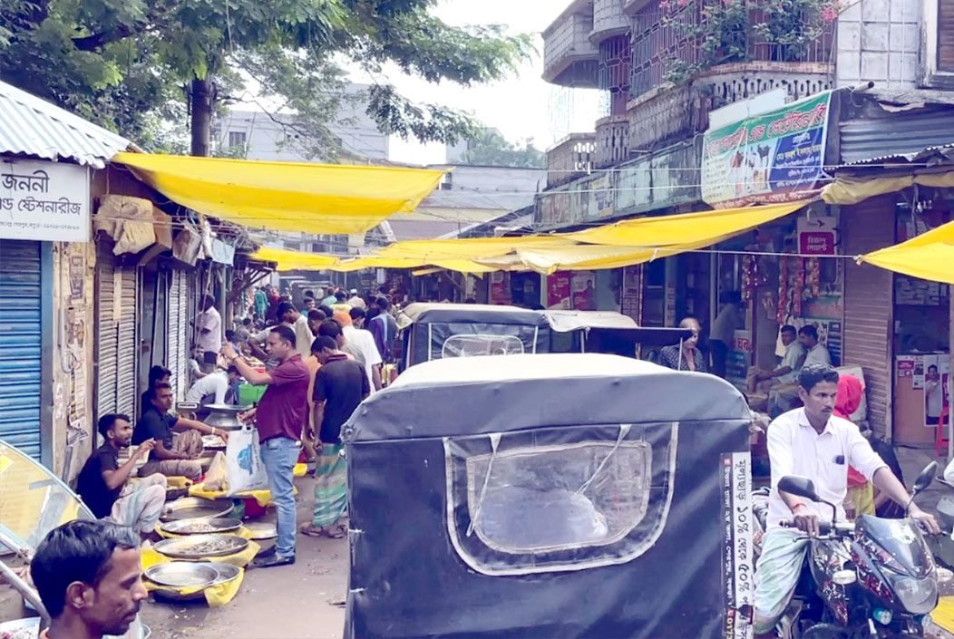 বগুড়ার শেরপুরে সড়ক দখল করে কাঁচাবাজার, যানজটে ভোগান্তি