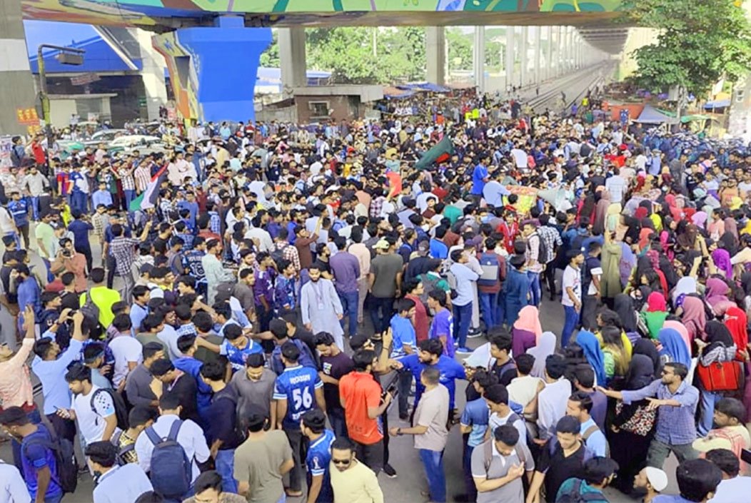 বিশ্ববিদ্যালয়ের দাবিতে সড়ক ও রেলপথ অবরোধ তিতুমীর কলেজ শিক্ষার্থীদের