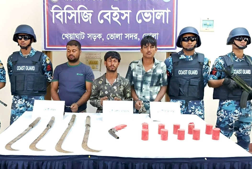 ভোলায় ১০টি আগ্নেয়াস্ত্র ও হাতবোমাসহ তিনজন আটক