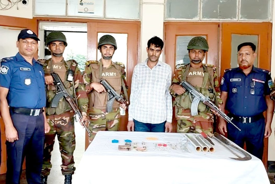 মদনে অস্ত্র ও ইয়াবাসহ মাদককারবারি আটক