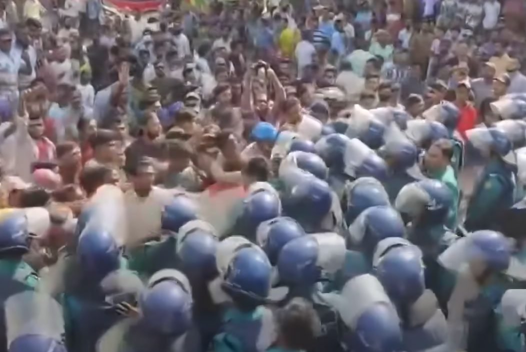 রাজধানীর ডেমরায় সড়ক অবরোধ করে রিকশা চালকদের বিক্ষোভ