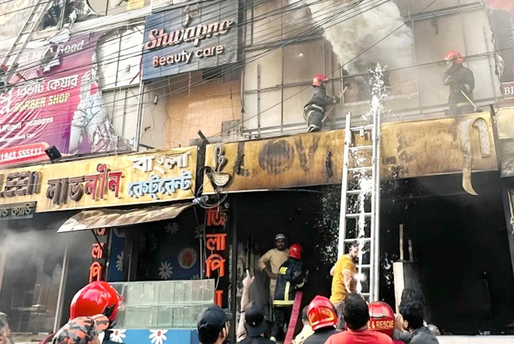 উত্তরায় রেস্তোরাঁতে আগুন, নিয়ন্ত্রণে ৯ ইউনিট