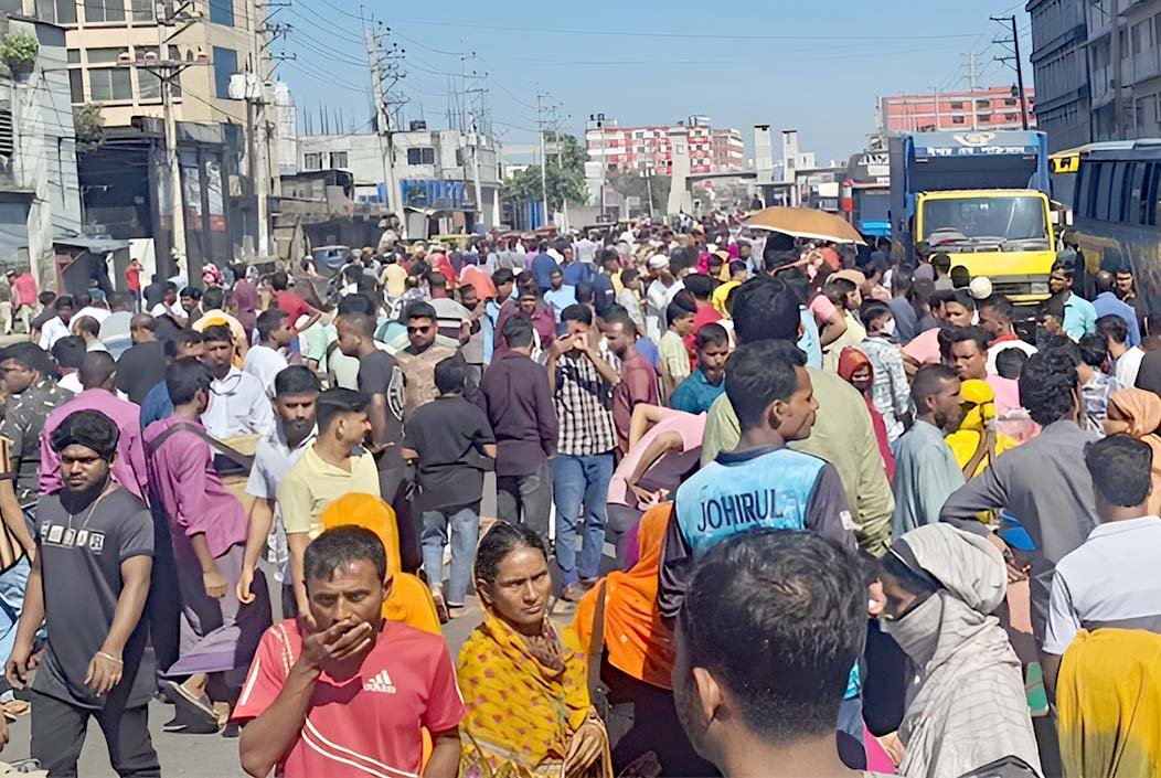 গাজীপুরে কারখানা খুলে দেওয়ার দাবিতে মহাসড়ক অবরোধ