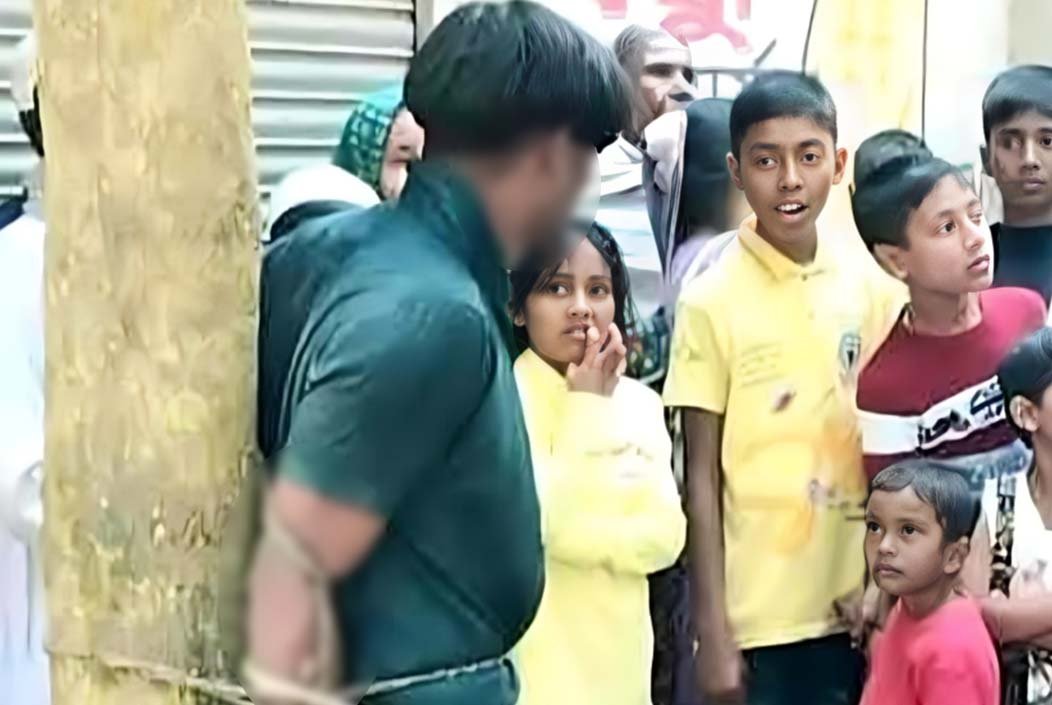 ছাত্রীকে উত্ত্যক্তের অভিযোগ, গাছে বেঁধে ছাত্রলীগ নেতাকে গণপিটুনি