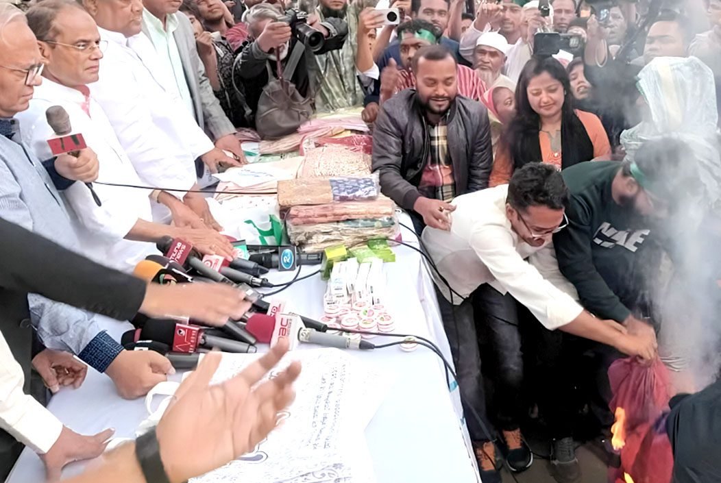 জাতীয় প্রেস ক্লাবের সামনে ভারতীয় শাড়ি পোড়ালেন রিজভী