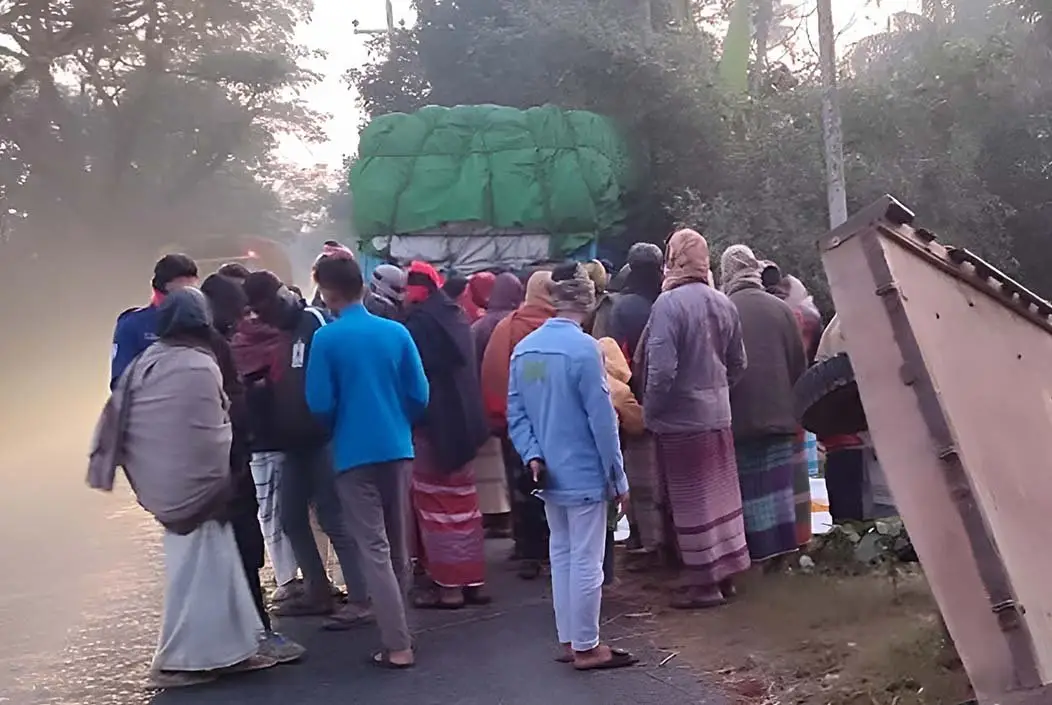 পাবনায় ট্রাকচাপায় প্রাণ গেল তিন কৃষিশ্রমিকের, আহত ৫