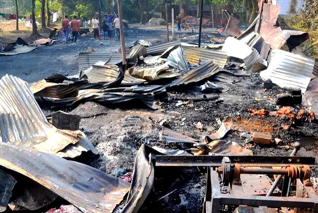 বগুড়ায় প্লাস্টিক রিসাইক্লিং কারখানা আগুনে পুড়ে ছাই