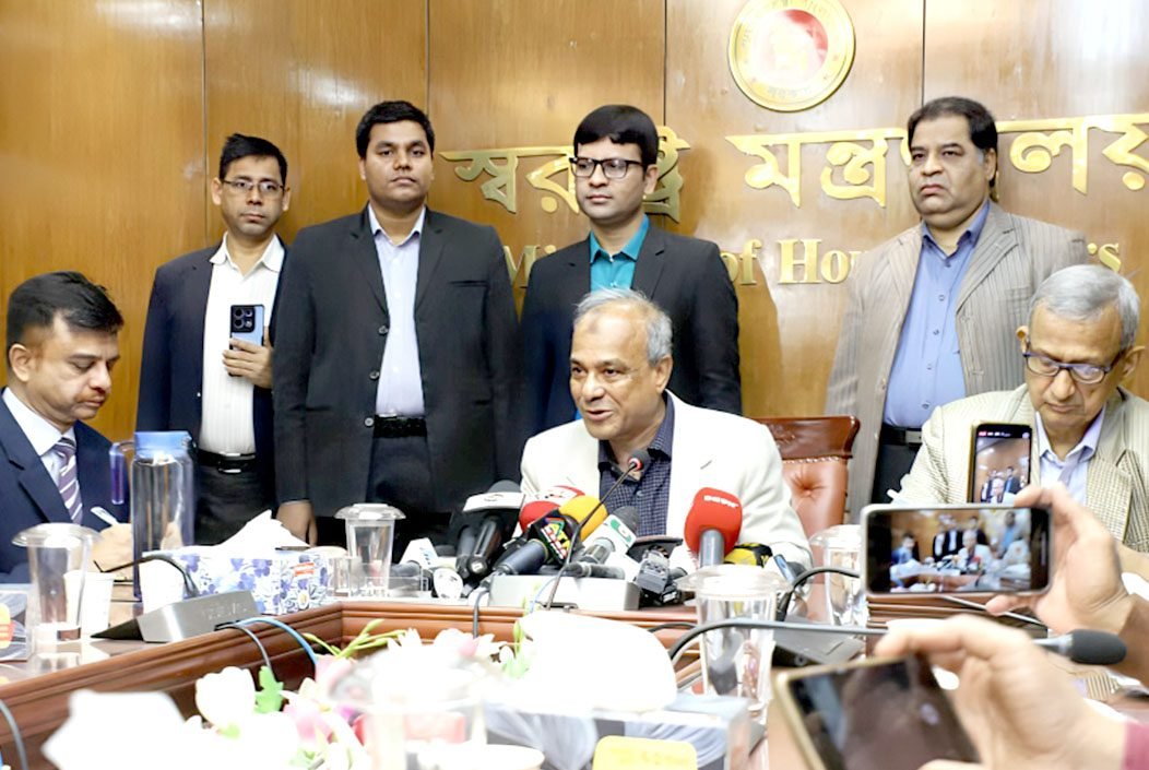 বিডিআর হত্যাকাণ্ডের ন্যায়বিচার নিশ্চিতে ৫ কার্যদিবসের মধ্যে তদন্ত কমিটি: স্বরাষ্ট্র উপদেষ্টা